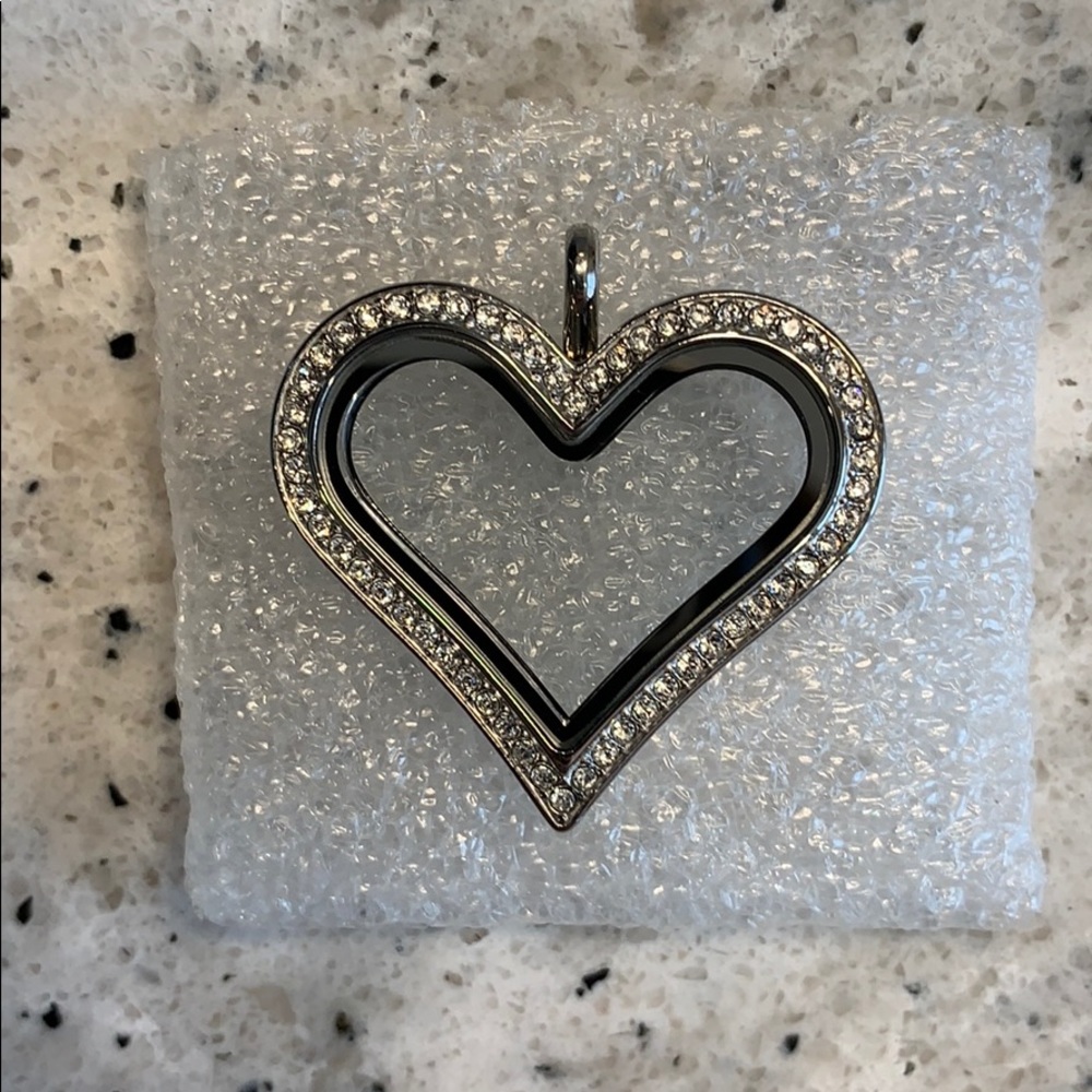 SILVER HEART LIVING LOCKET WITH SWRSKI CRYSTALS
